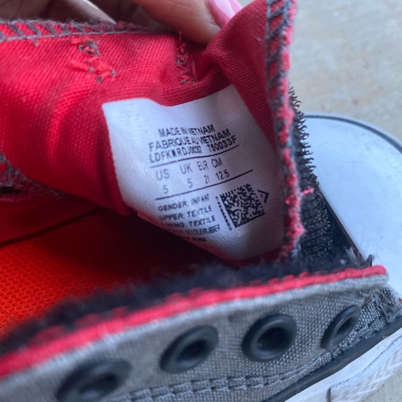 Toddler Chucks size 6 - Picture 3 of 3